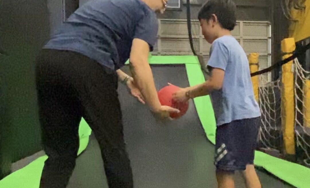 子どもたちとと大人が一緒に遊ぶ