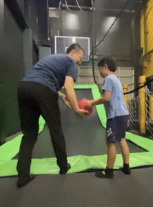 子どもたちとと大人が一緒に遊ぶ